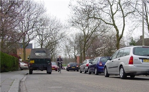 Tegen tienen stond de Menneweg in Sassenheim tot de Mercuriusstraat vol met auto